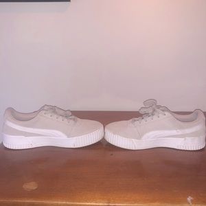 Gently worn puma tennis shoes